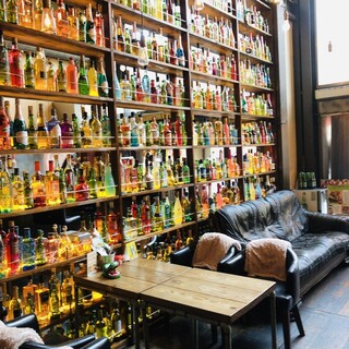 インスタ映えのボトル棚数千本のボトルがキラキラしてます