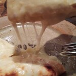 グルガオン - クルチャの片割れを持ち上げると、熱々のチーズがトロ～(*￣∇￣)ノ