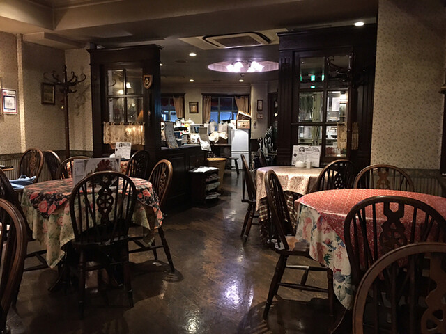 HAMPTON COURT photo 5