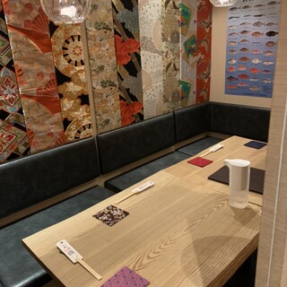 半個室のテーブル席。
                                          3〜5名様でご利用頂けます。