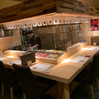 カウンター7席。
                                          貸切でのご利用も可。