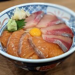 Isomaru Suisan - サーモンとブリの漬け丼