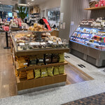 DEAN & DELUCA MARKET STORES - 新宿ルミネ2に入っているデリカテッセン
                        
                        Dean&DeLucaさんでパンを買って帰りました。
                        
                        可愛いお店で…お洒落な高級食材などもあって
                        
                        覗いてみるだけで楽しいけれど…