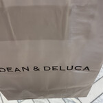 DEAN & DELUCA MARKET STORES - トートバッグは持ち歩いているけど…
      
      紙袋はなんかテンションが上がるから
      
      一緒に買ってしまう。お土産として渡すのだから
      
      ま…ありでしょ…