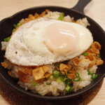 トンテキ食堂8 - 目玉ガーリックライス(550円)