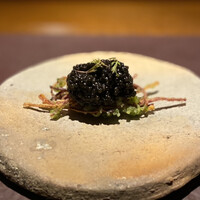 アカ - ①海藻と細切りフリット キャビアのせ