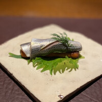 アカ - ②コハダとガーリックパンのボカディージョ