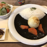 Pepa Mun - 大村あま辛黒カレー＆新玉ねぎ丸ごとトッピング（サラダ＆漬物）