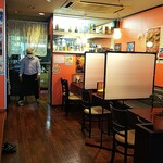 ヘブン - コロナ対策でテーブル間に仕切りが出来ました。