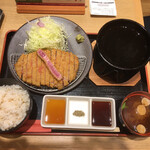 牛カツ京都勝牛 - 左から、出汁醤油→山椒塩→特製ソース。
麦ご飯大盛り（無料）。