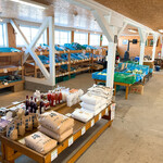 八紘学園 農産物直売所 - 　【2020年12月】冬期の売場：ソフトクリーム販売が無いからか店内は空いてます。