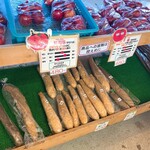 八紘学園 農産物直売所 - 　【2020年12月】冬期の売場：りんご、長芋など。