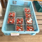 八紘学園 農産物直売所 - 　【2020年12月】冬期の売場：ミニトマトは静岡からの仕入でした。仕入れ品が有るのも珍しい。