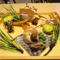 乙味 あさ井 - お正月仕立て前菜八寸：・子持ち昆布のおかか和え。 ・紅きんとん。 ・エスカルゴのトマト煮。 ・芽キャベツフライ。 ・胡桃入り田作り。 ・イクラの春巻き。 ・芹の胡麻和え 唐墨掛け。 ・金柑のグラッパ煮。 ・大ぶりな能登赤海鼠の茶振り。 ・真蛸の柔らか煮。 　　　　　2021.01.11