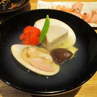 乙味 あさ井 - 削りたて鹿児島本枯節と荒節 一番出し碗：ぷりぷりの千葉大蛤、海老芋、甘くお味の濃い京人参、占地の正月らしい 彩りの良い碗です。お出汁が良く効いた中に ほんのり柚子が香ります。　　　　　2021.01.11