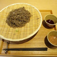 乙味 あさ井 - 福井在来種 挽きぐるみ 十割手打ち新蕎麦：大将が心を込めて打たれた しっかりとしたコシのある十割 新蕎麦は、実に素晴らしいです！　静岡産の本山葵が添えられ、その他の薬味は敢えて添えられていません。 まずは 蕎麦をそのままで一啜り、その後は 胡桃汁と辛汁のお味で 食べ比べを楽しみます。　　　　　2021.01.11