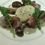 マッシュルーム - マグレ鴨胸肉の軽い燻製と愛媛みかんたまごのポーチドエッグ ブルーチーズソース
