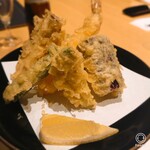 Kappounakata - 天ぷら盛り合わせ！アボガド・マイタケ、紫蘇・ナス・海老など。
      サクサク衣で美味しい！！