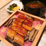 Kappounakata - うなぎのせいろ蒸し寿司と具沢山赤出汁とオツケモノ。