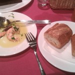 ラ コルメナ - バゲットでソースをつけて食べる