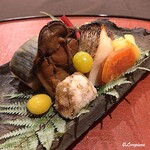 御料理 寺沢 - 海老芋素揚げ､藤九郎銀杏､唐墨､慈姑ﾁｯﾌﾟｽ､鯖棒ずし､煮牡蠣､真魚鰹､岩手牛ﾛｰｽﾄﾋﾞｰﾌ､赤海鼠