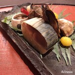 御料理 寺沢 - 鯖棒ずし､海老芋素揚げ､藤九郎銀杏､唐墨､慈姑ﾁｯﾌﾟｽ､煮牡蠣､真魚鰹､岩手牛ﾛｰｽﾄﾋﾞｰﾌ､赤海鼠