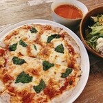 Bizza (玛格丽特披萨) &沙拉套餐