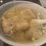 香港 贊記茶餐廳  - 海老ワンタン麺８８０円（税別）