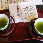 いおり庵 - 抹茶とお煎餅がサービス