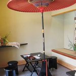 いおり庵 - 「妻折傘」という赤い野点傘