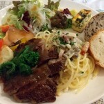 ビストロ　アン - ランチプレート（ドイツ産ベーコンのクリームスパゲッティ&オージービーフステーキ、ドリンク付き）1580円 税別