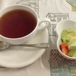 ビストロ　アン - ランチプレートに付いてくるドリンク（紅茶にしました）とサービスでいただいた菜の花のババロア