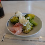 宝 - サラダのつもりなんだろうか？ブロッコリーと漬物