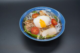Tamahide Ichino - 炙り鶏と温玉のサラダ