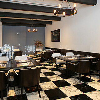 洗練された中にも温かみを感じる空間は、幅広いシーンに最適