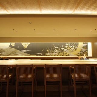 檜の一枚板で作られたカウンター背景を飾るのは日本の美、西陣織