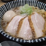 らぁ麺 おかむら - 魚の風味が強烈だがかといって嫌味な煮干し感は無く奥深い味わい。