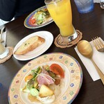スープパスタ ダイニング Zuppa - パンセットのサラダ、パン、ドリンク