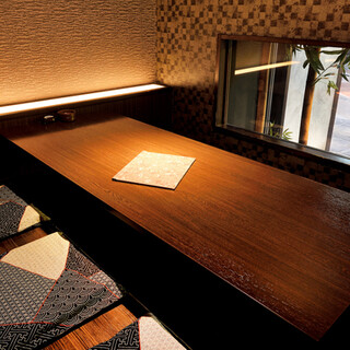 개인실의 다다미 좌석에서 주변을 신경 쓰지 않고 편안하게 마시기.