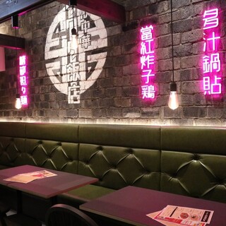 香港に思いを馳せるおしゃれな店内はカウンターに電源も。