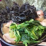 とんこつラーメンいしい - 塩豚骨チャーシュー麺。岩のりトッピング。ツイッター特典、海苔３枚！