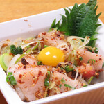 串処とく酒場 - 当日の鮮魚を特製ニンニク醤油と卵黄で