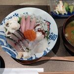 一丁 - 魚河岸丼 1,000円 味噌汁、漬物付き(税込)