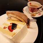 LOBBY CAFE FASCINO - プラン特典でケーキ2種盛りは＋100円でOK、大きないちごのショートケーキとモンブランタルト、奥はおかわりOKのコーヒー