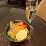 LOBBY CAFE FASCINO - ランチセットには彩り豊かできっちり美味しそうなサラダ付き、選べるウェルカムドリンクはスパークリングワインをチョイス