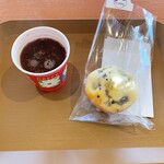うみまちテラス - 右：ふんわりマフィン（大洗紅あずま）…180円+税　左：おしるこ…150円+税