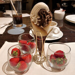 ザ・テラス - いちご3種(左から、ゆめのか、紅ほっぺ、とちおとめ)、クレミアアイス(MIX×ランドグシャ)