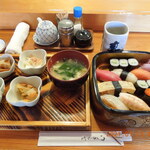 Taka zushi - 寿司定食（６４０円、税別）