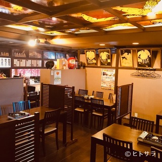 ゆったり過ごせる店内に飾られた力士の絵が印象的！