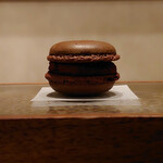 ラチュレ - 名物、鹿のブラッドマカロン